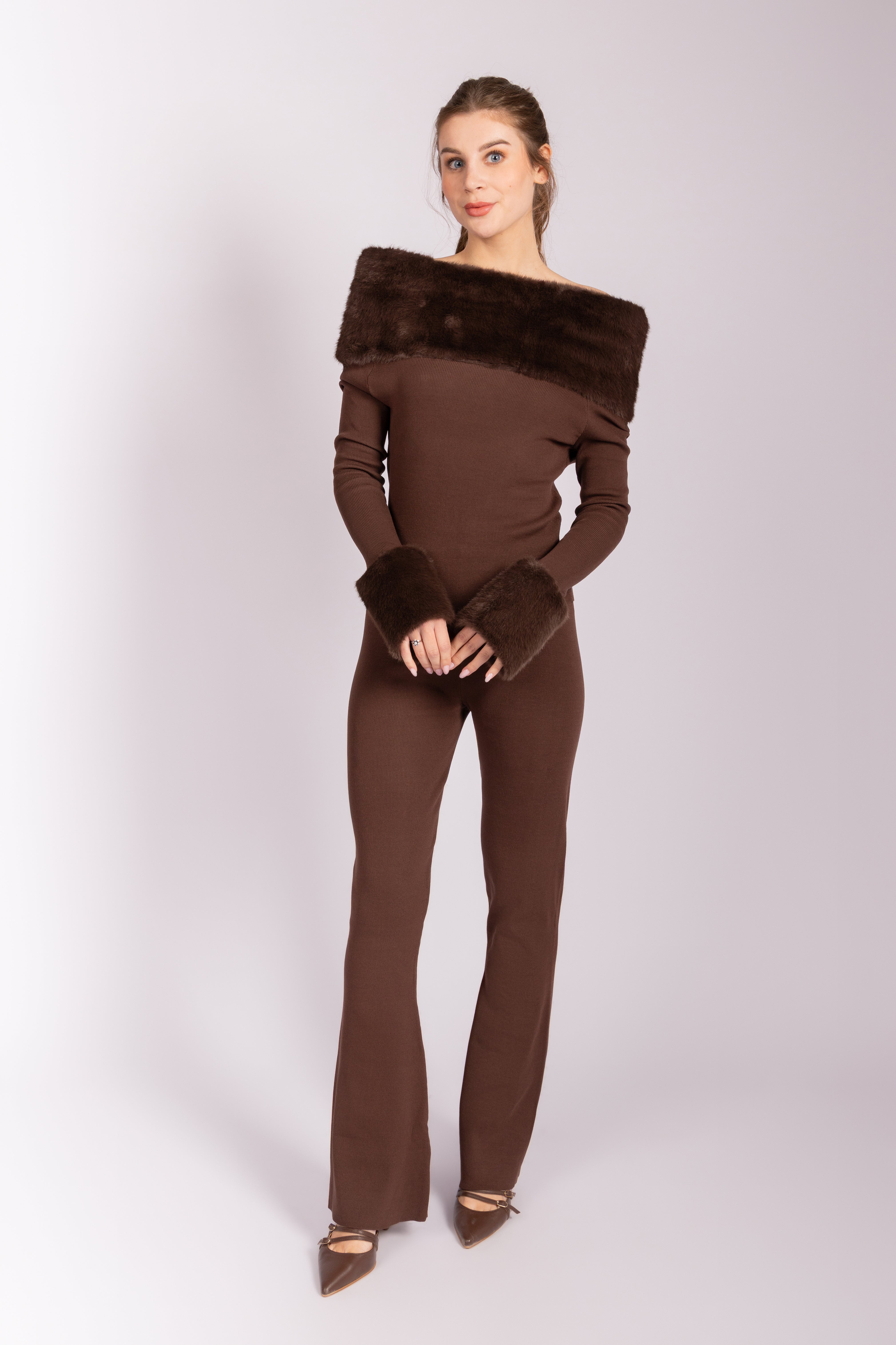 Schulterfreies Strick-Top & ausgestelltes Pantalon-Set – Braun