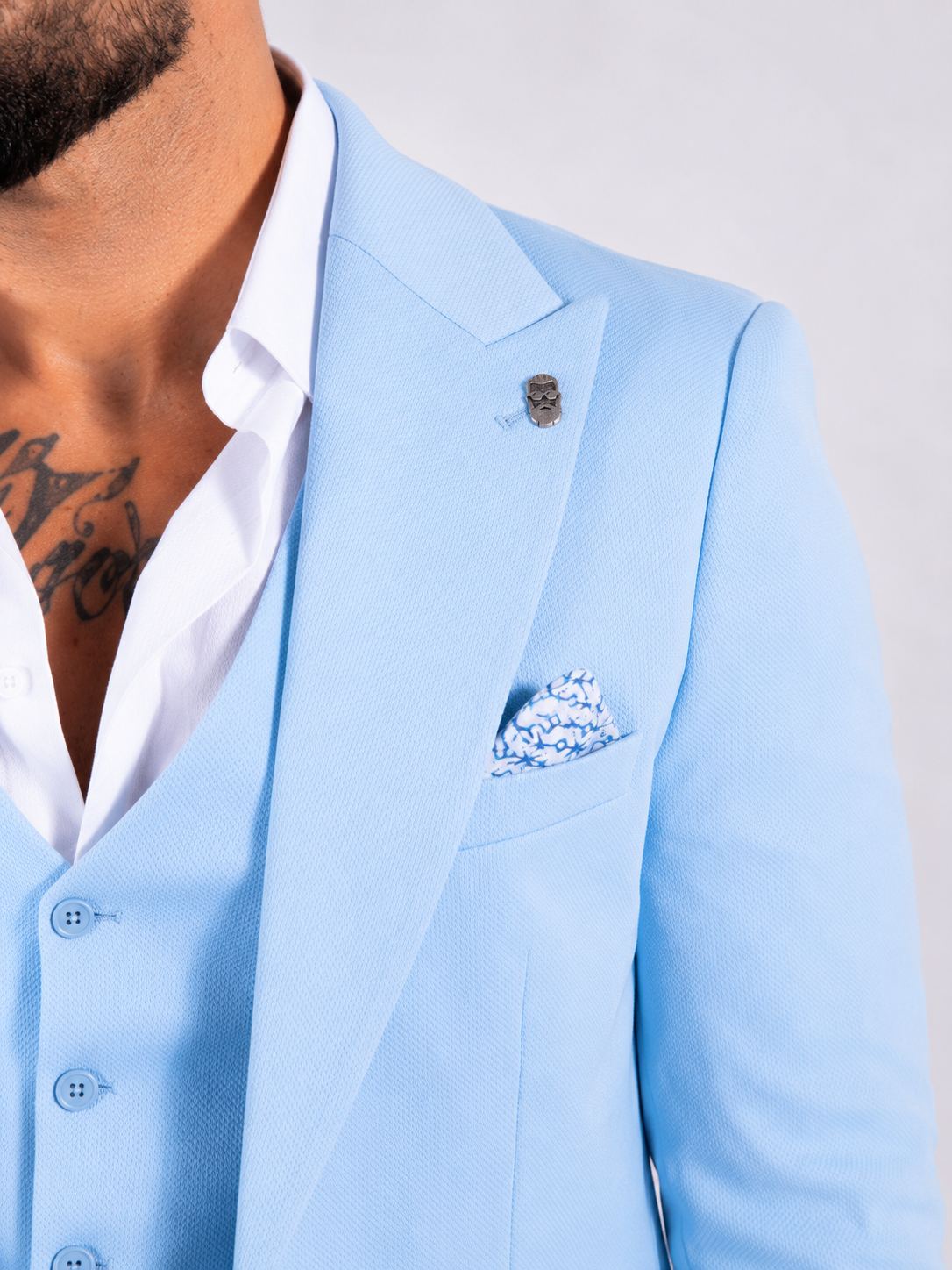 Dreiteiliger Anzug in Havanna-Hellblau