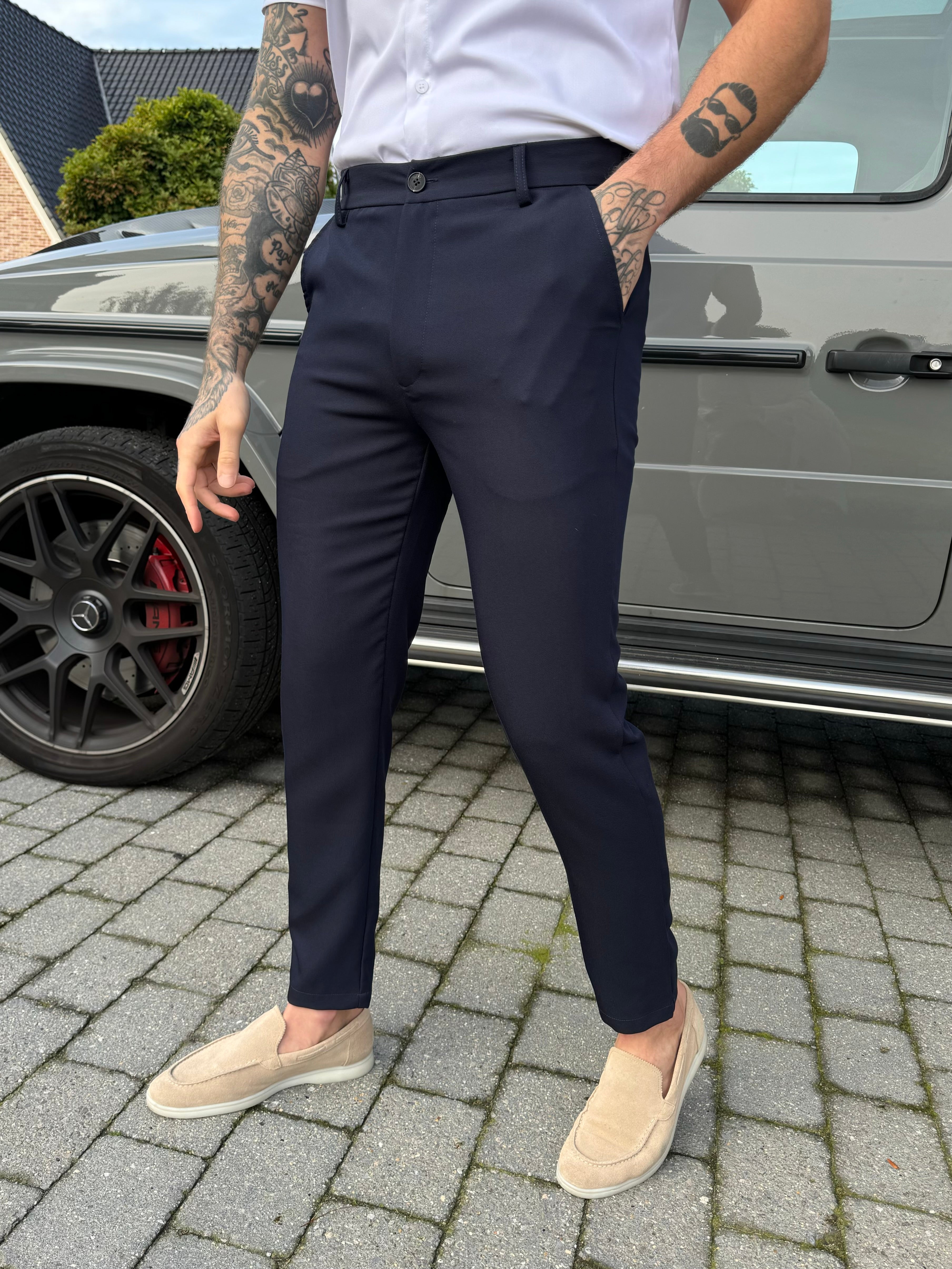 Schicke, gerade geschnittene Hose in Marineblau