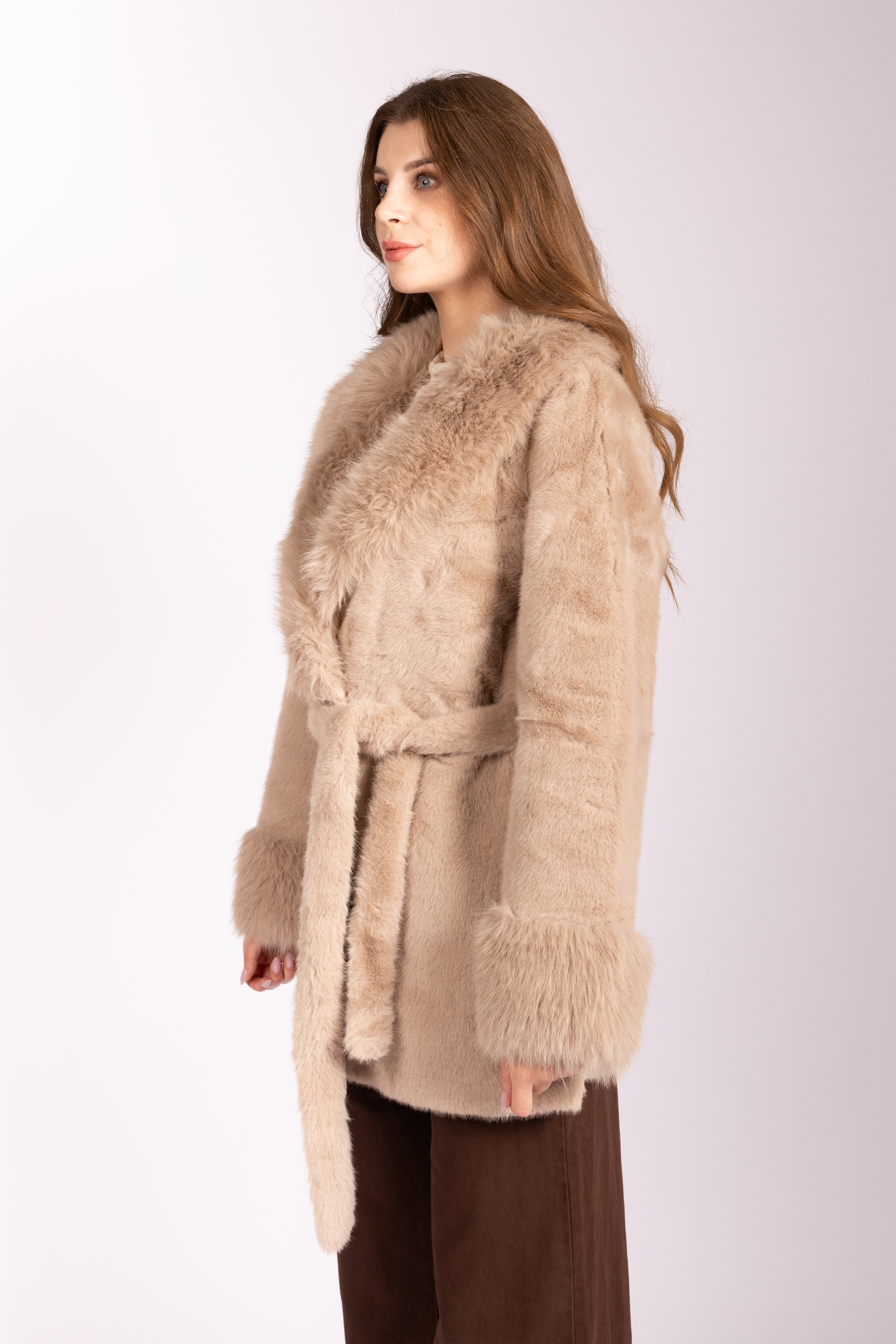 Gürtel-Mantel aus Kunstfell – Taupe